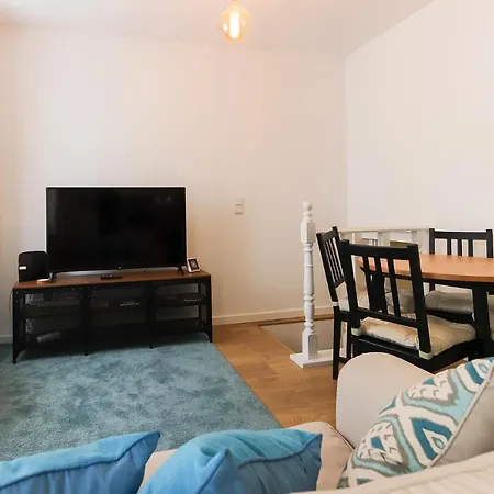 Wal Apartments- 3 Bedrooms With Parking Space *